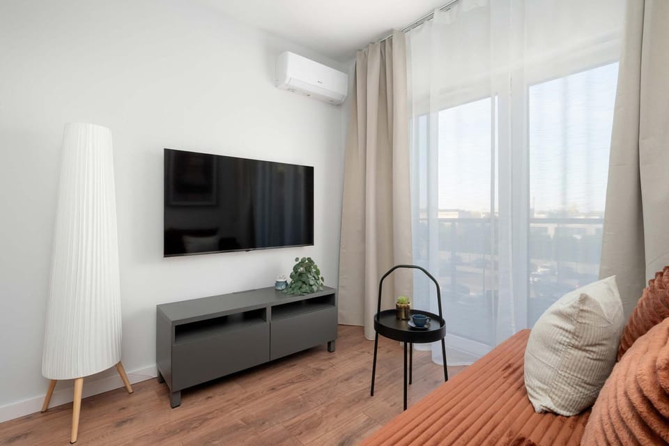 TV and multimedia, Living room, Seating area, Evening entertainment, air conditioner