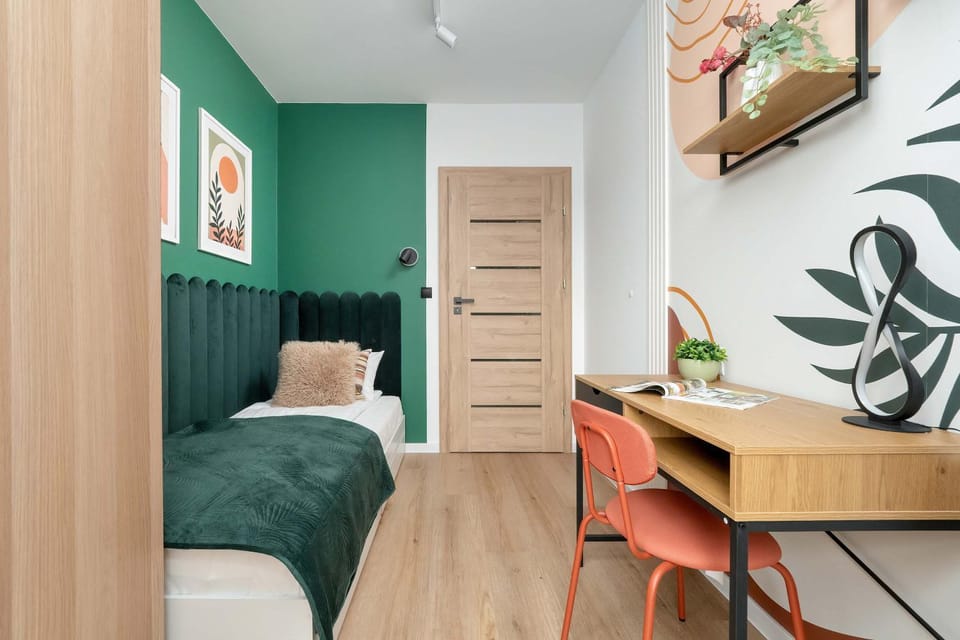 Bed, Photo of the whole room, Seating area, Bedroom, wardrobe