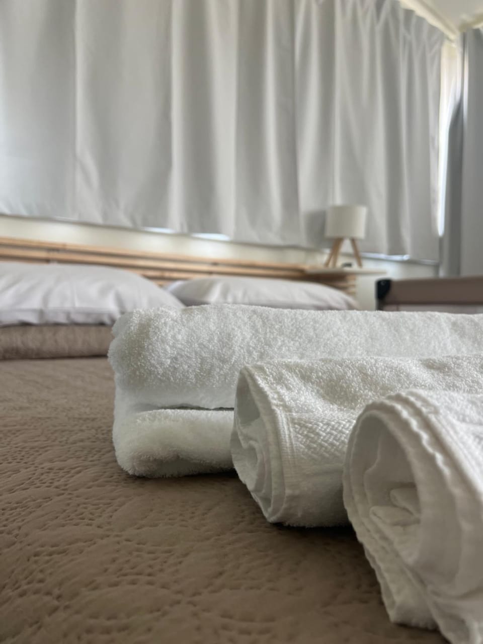 Bed, Bedroom, towels