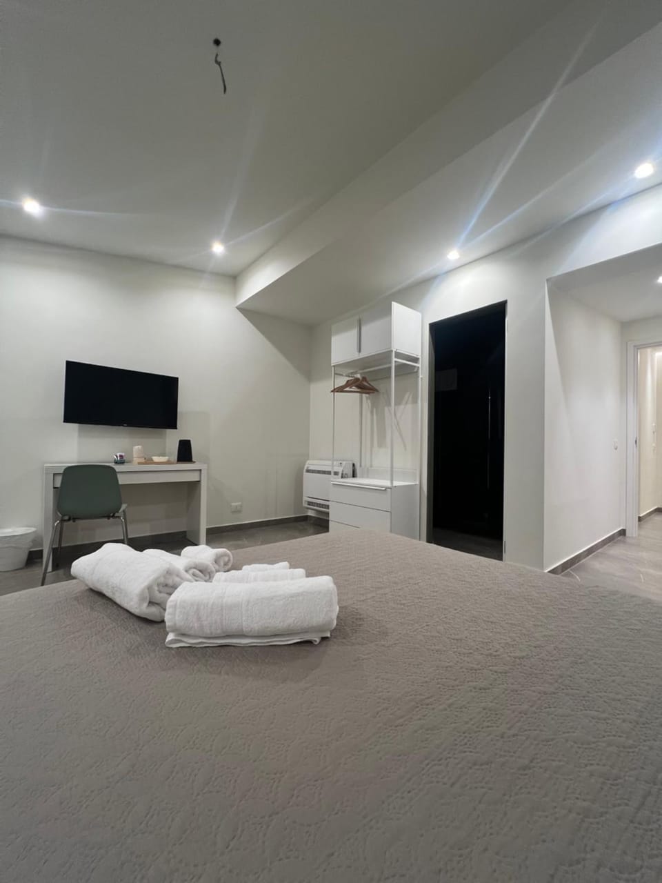 TV and multimedia, Photo of the whole room, towels
