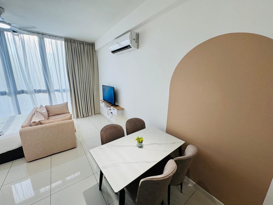 TV and multimedia, Photo of the whole room, Seating area, Dining area, air conditioner