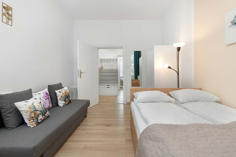 Bed, Photo of the whole room, Seating area, Bedroom