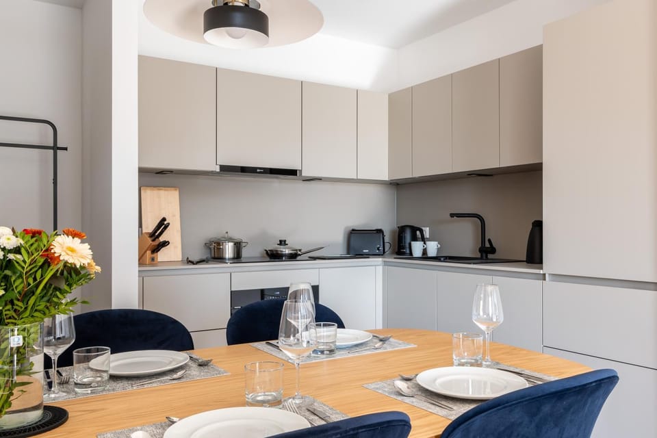 Coffee/tea facilities, Kitchen or kitchenette, Dining area, stove, toaster