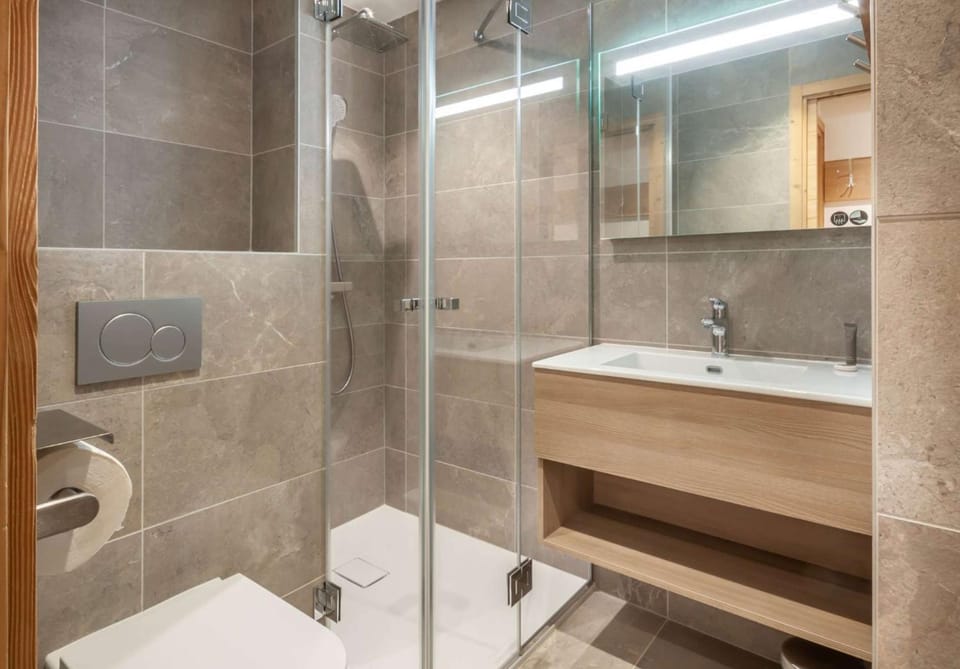 Shower, Toilet