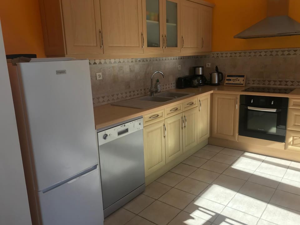 Coffee/tea facilities, Kitchen or kitchenette, dishwasher, oven, stove, toaster