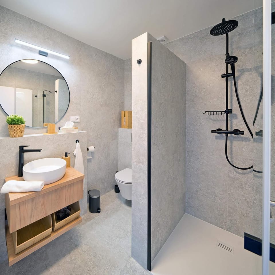 Shower, Toilet, Bathroom, towels
