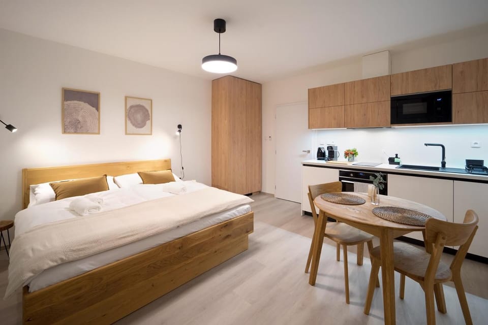 Bed, Coffee/tea facilities, Living room, Photo of the whole room, Seating area, Dining area, Bedroom
