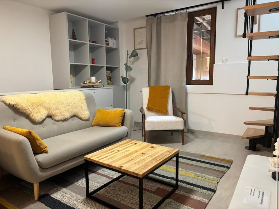 Library, Living room
