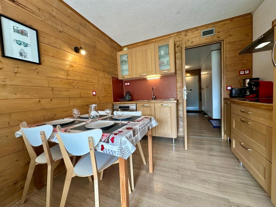 Kitchen or kitchenette, Dining area, oven, stove