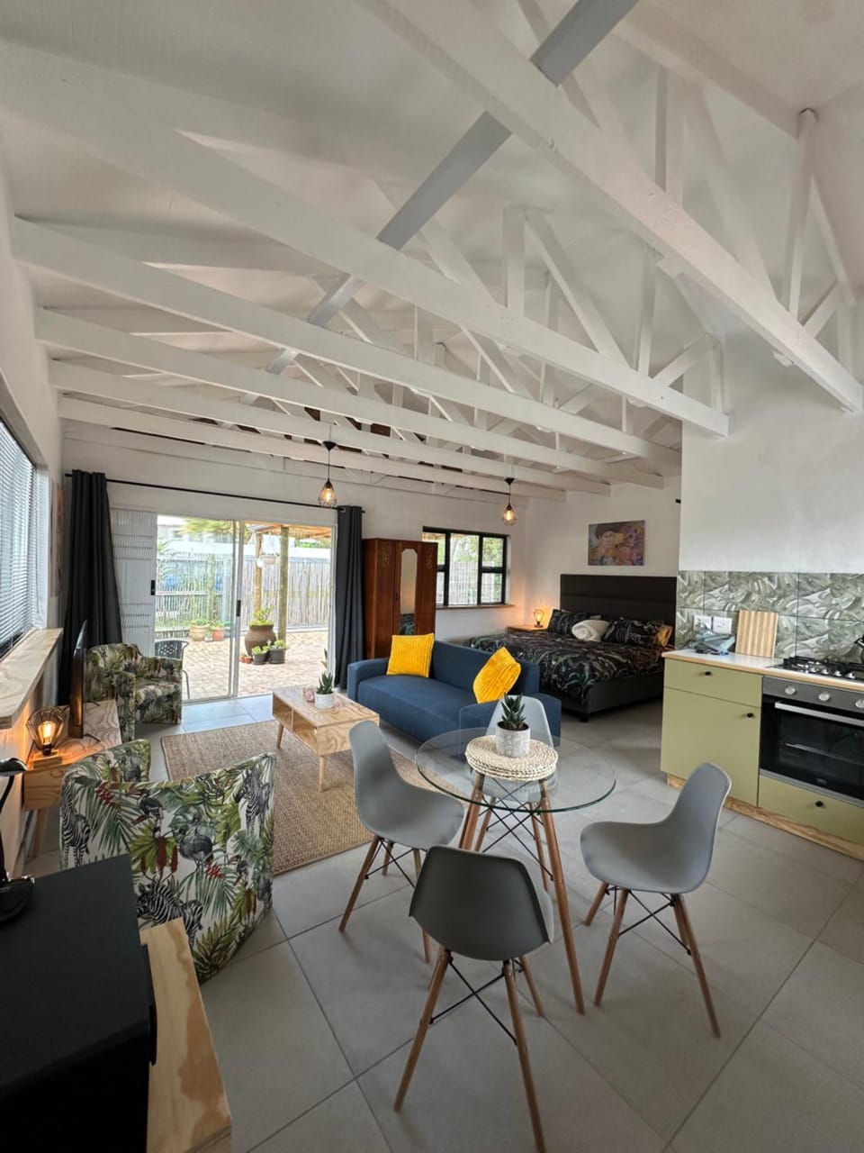 Kitchen or kitchenette, Living room, Seating area, Dining area