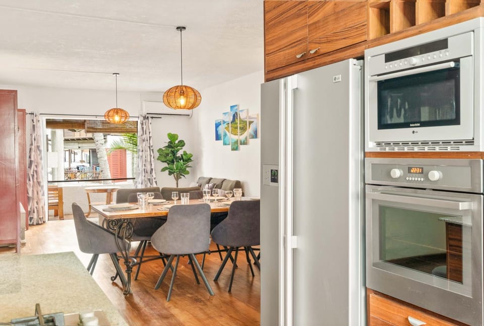 Kitchen or kitchenette, Dining area, oven