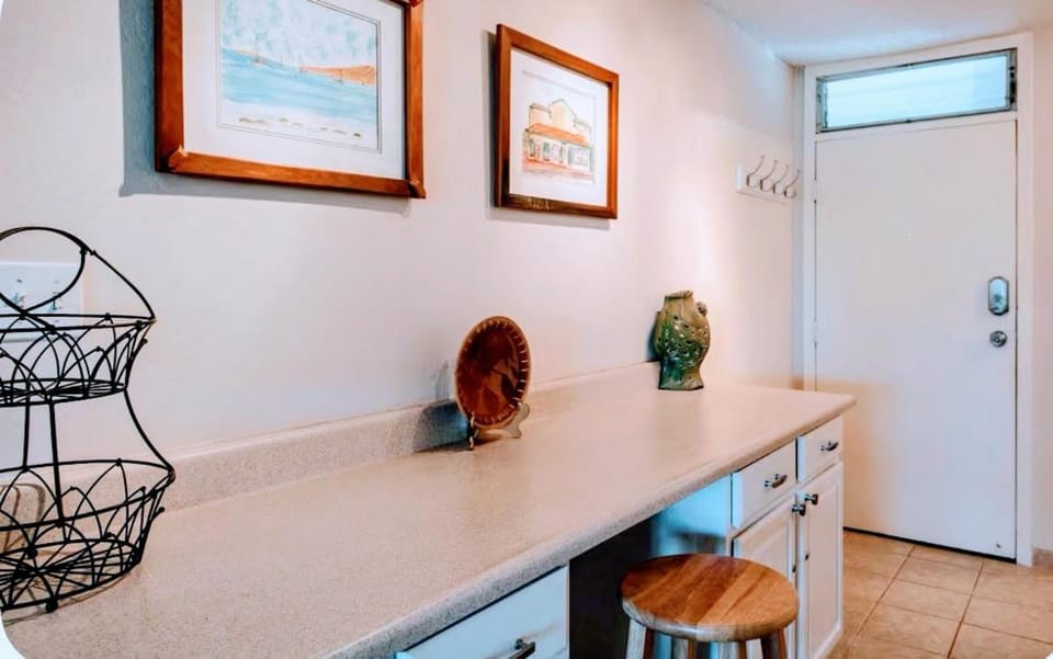 Ocean view studio 1k ft from water Apartment in Kihei