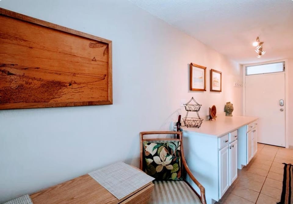 Ocean view studio 1k ft from water Apartment in Kihei