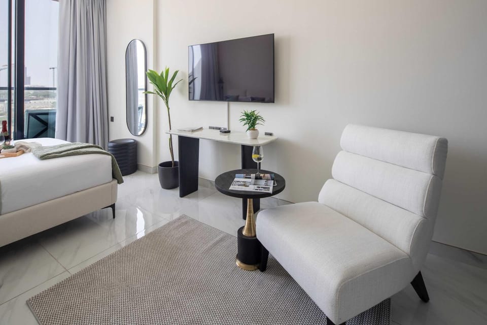 Bed, TV and multimedia, Living room
