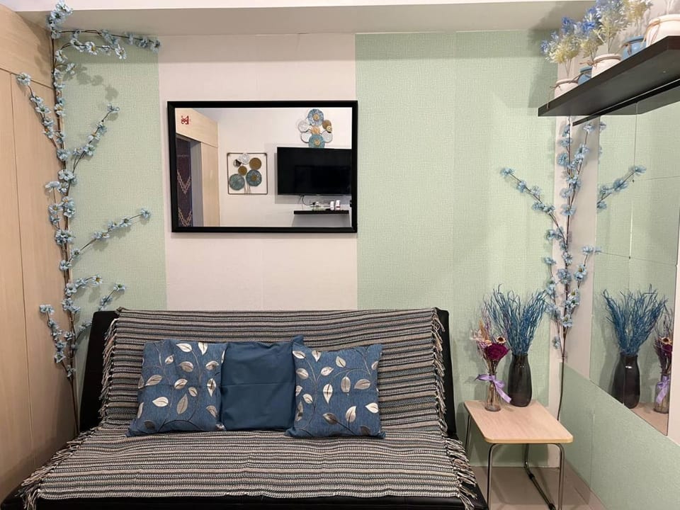 Bed, TV and multimedia, Living room, Photo of the whole room, Seating area, Bedroom