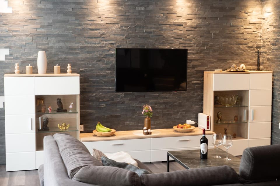 Communal lounge/ TV room, TV and multimedia, Living room, Seating area, Evening entertainment