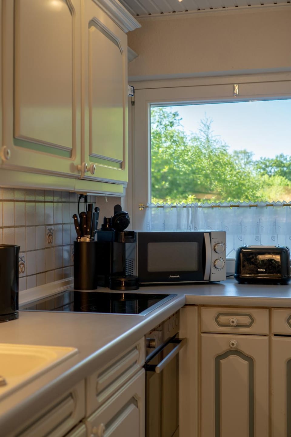 Kitchen or kitchenette, pet friendly, stove, toaster