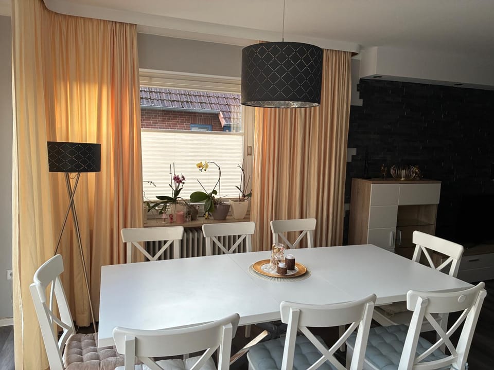 Seating area, Dining area