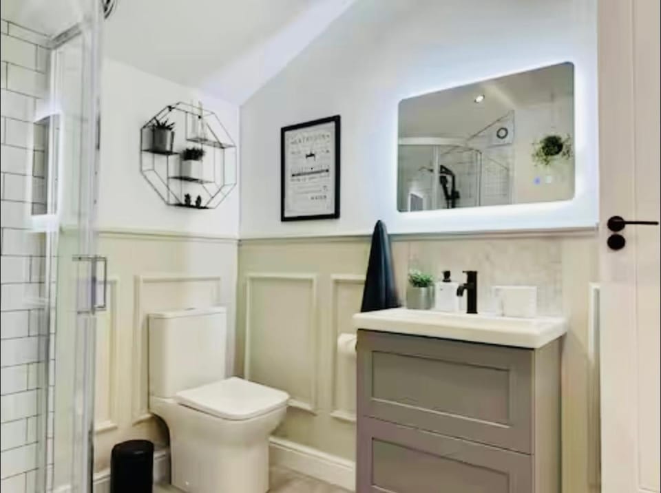 The Anfield Snug Terraced, 3 Bedroom Home with Ensuite & Free On-Street Parking Apartment in Liverpool
