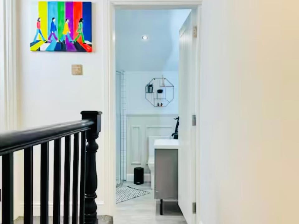 The Anfield Snug Terraced, 3 Bedroom Home with Ensuite & Free On-Street Parking Apartment in Liverpool