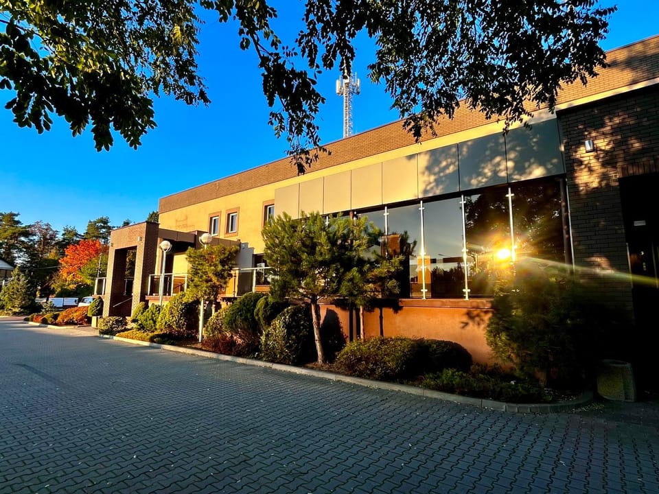 Property building, Day, Neighbourhood, Street view, Parking