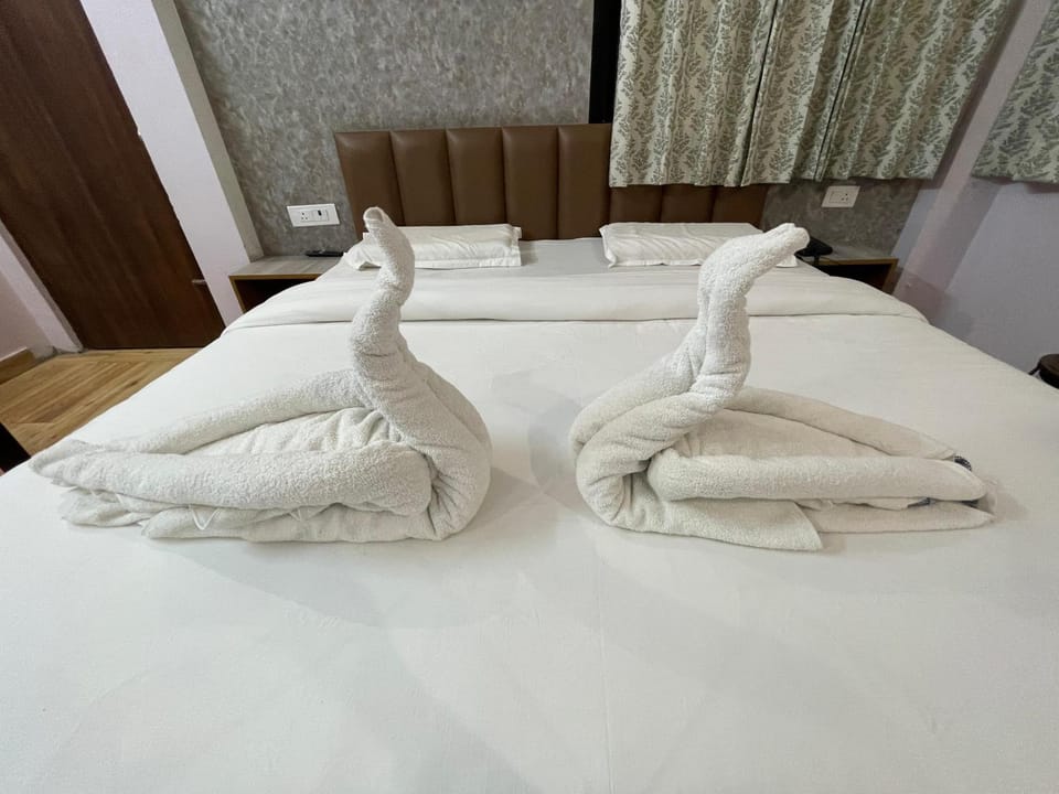 Bed, Bedroom, towels