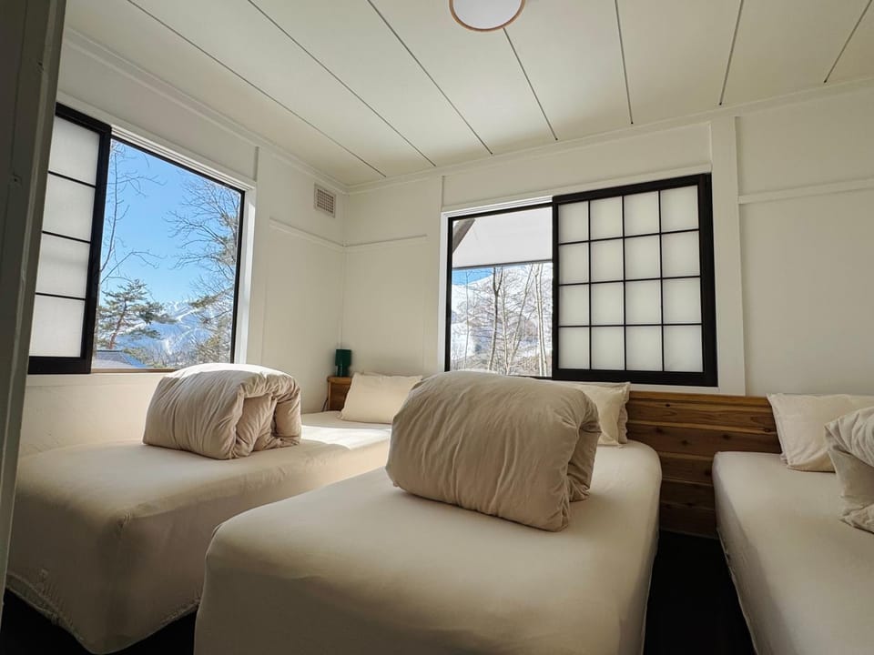 Bed, Photo of the whole room, Bedroom, Mountain view