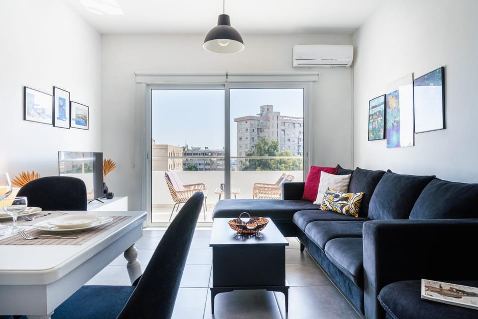 TV and multimedia, Living room, Seating area, Dining area, air conditioner