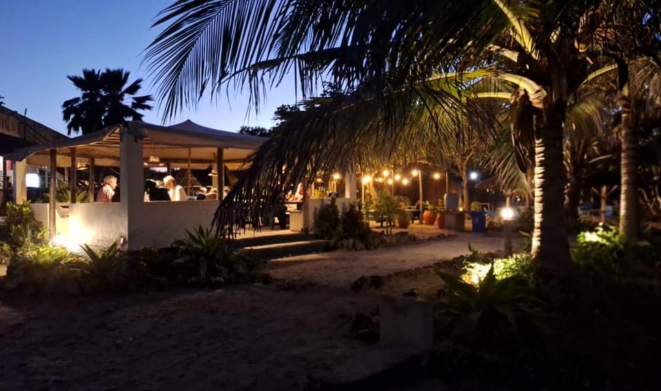 Restaurant/places to eat, Balcony/Terrace
