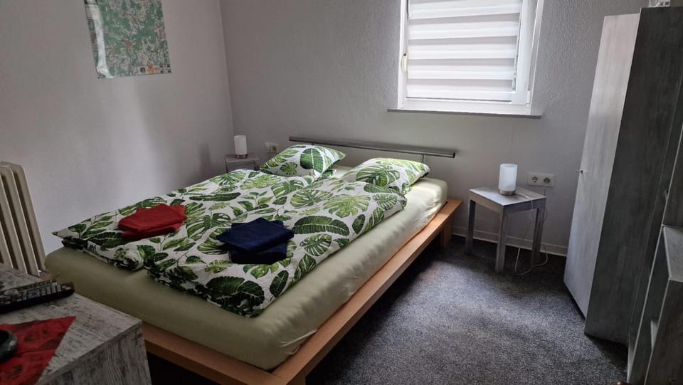 Bed, TV and multimedia, Bedroom