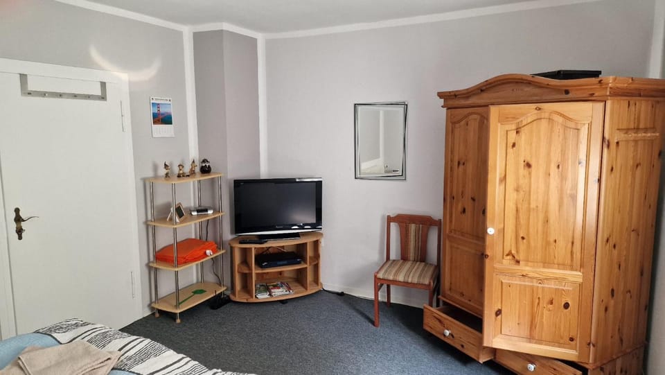 Bed, TV and multimedia, Bedroom, wardrobe