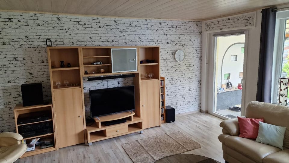 Communal lounge/ TV room, Library, TV and multimedia, Living room, Evening entertainment