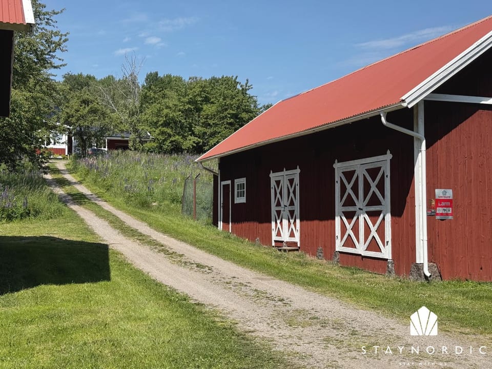 Charming holiday home with views of the landscape and close to Lake Vättern House in Västra Götaland County