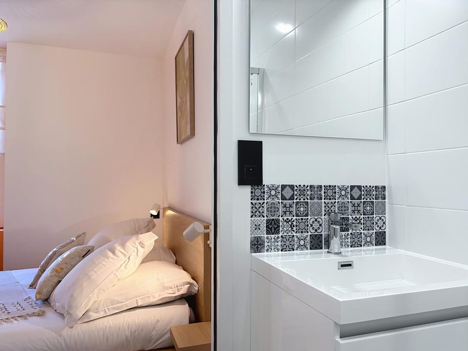 Bed, Bathroom