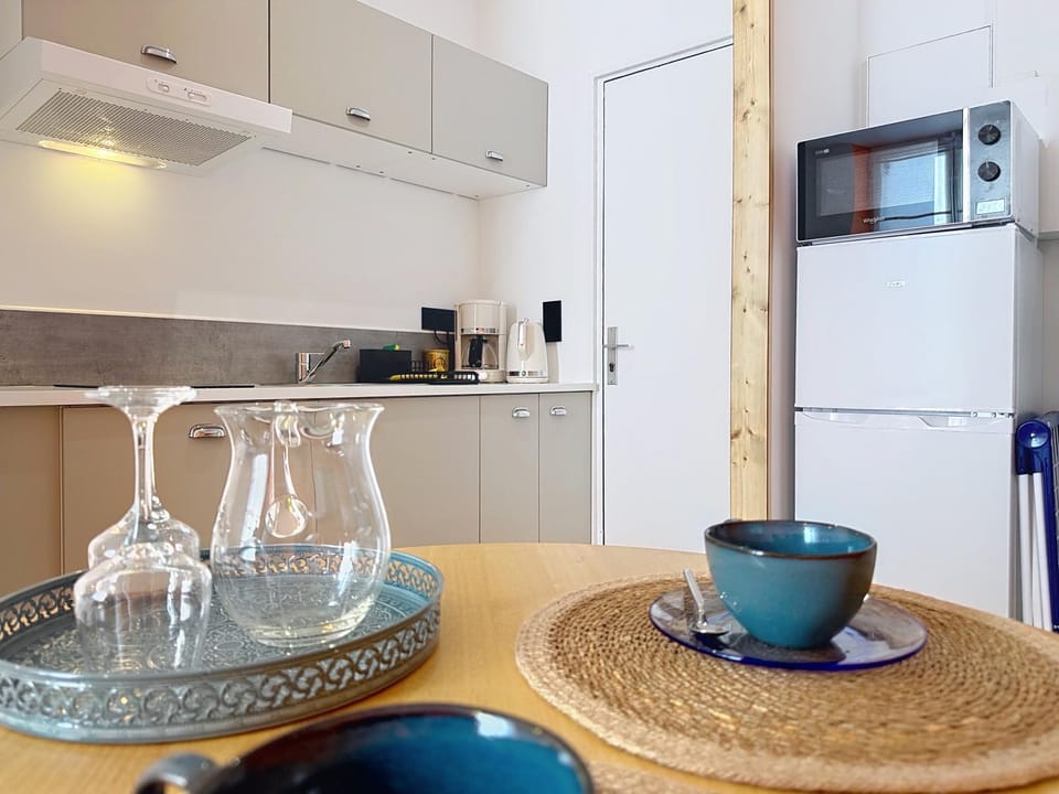 Coffee/tea facilities, Kitchen or kitchenette, Dining area, stove, toaster