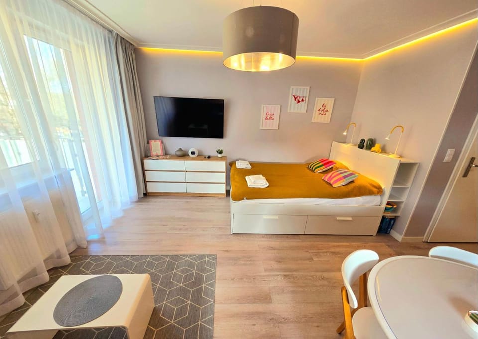 Bed, TV and multimedia, Living room, Photo of the whole room, Seating area, Evening entertainment, Bedroom