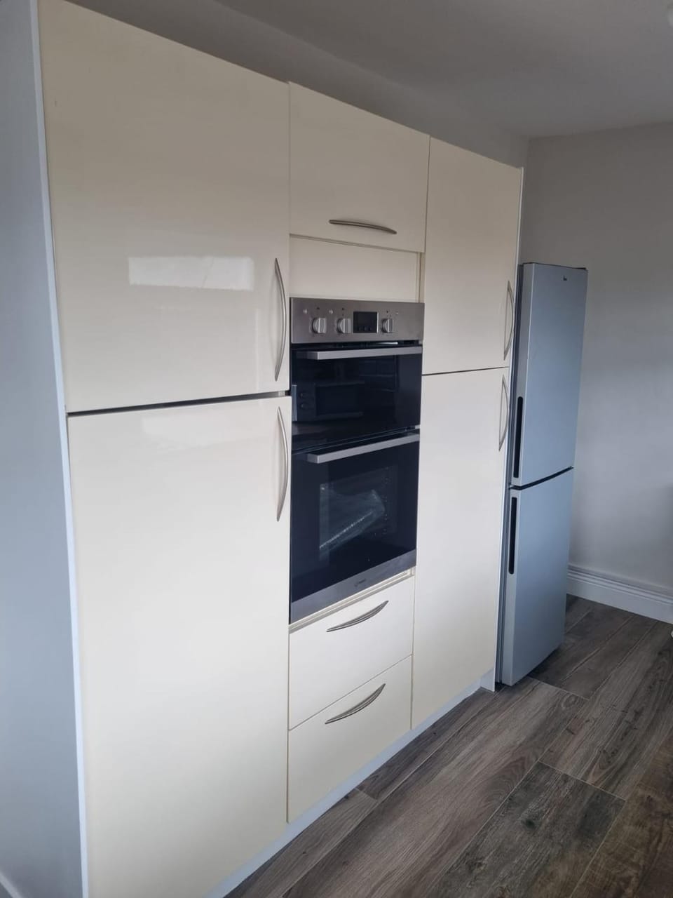 Kitchen or kitchenette, oven