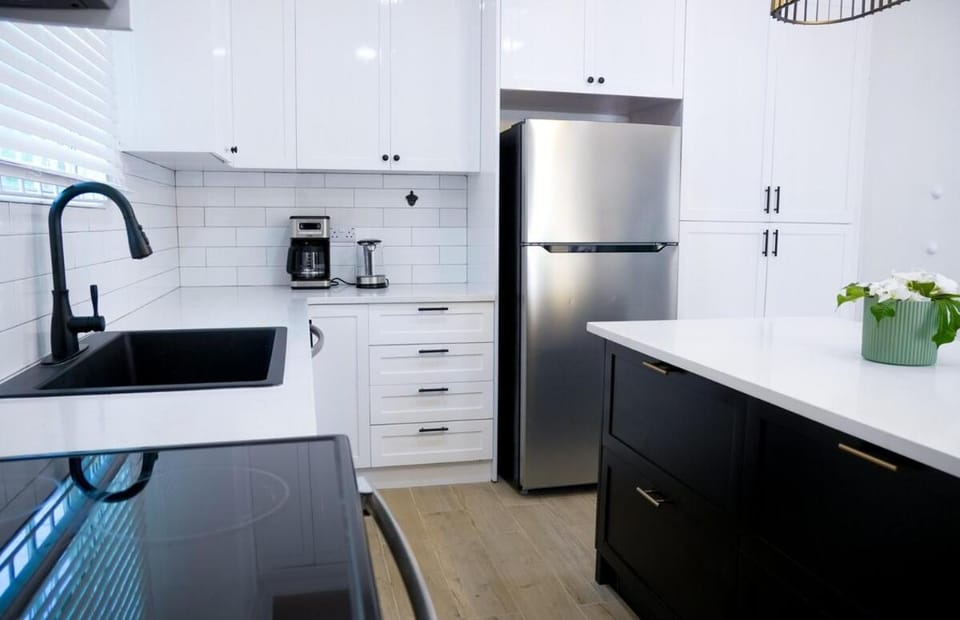 Coffee/tea facilities, Kitchen or kitchenette, dishwasher, oven, stove, toaster