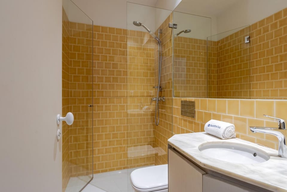 Shower, Toilet, Bathroom, towels