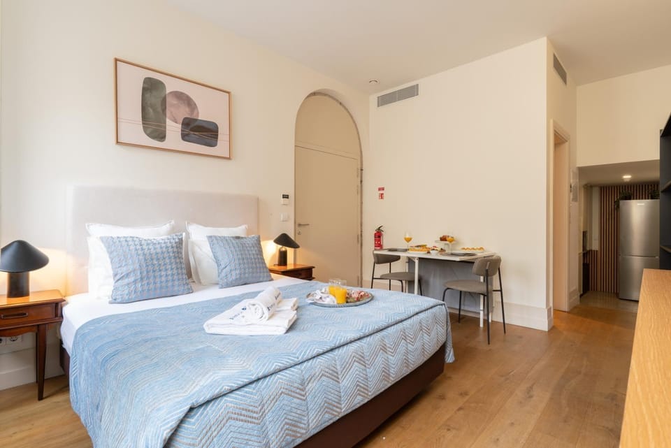 Bed, Dining area, Bedroom, towels