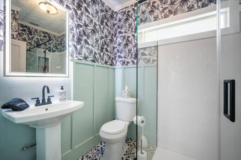 Shower, Toilet, Bathroom, Decorative detail, towels