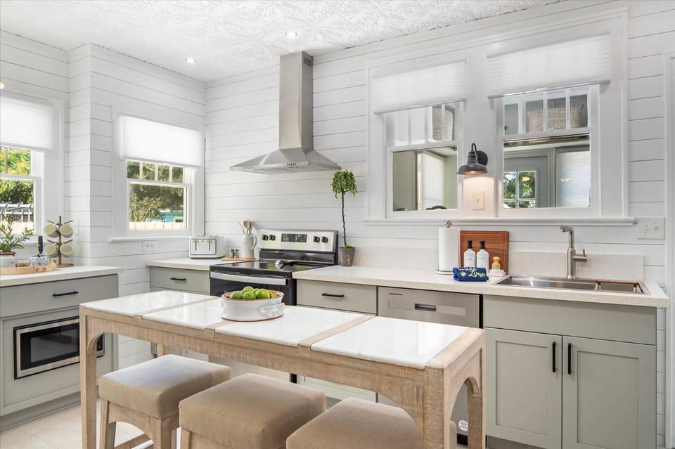 Kitchen or kitchenette, Photo of the whole room, Dining area, dishwasher, oven, stove, toaster, kitchen