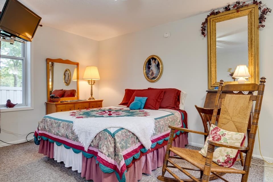 0.9 MI to Erie Canal Park: Main St Delphi Studio Apartment in Indiana