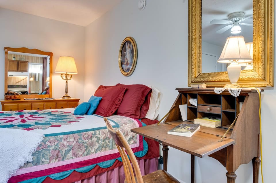 0.9 MI to Erie Canal Park: Main St Delphi Studio Apartment in Indiana