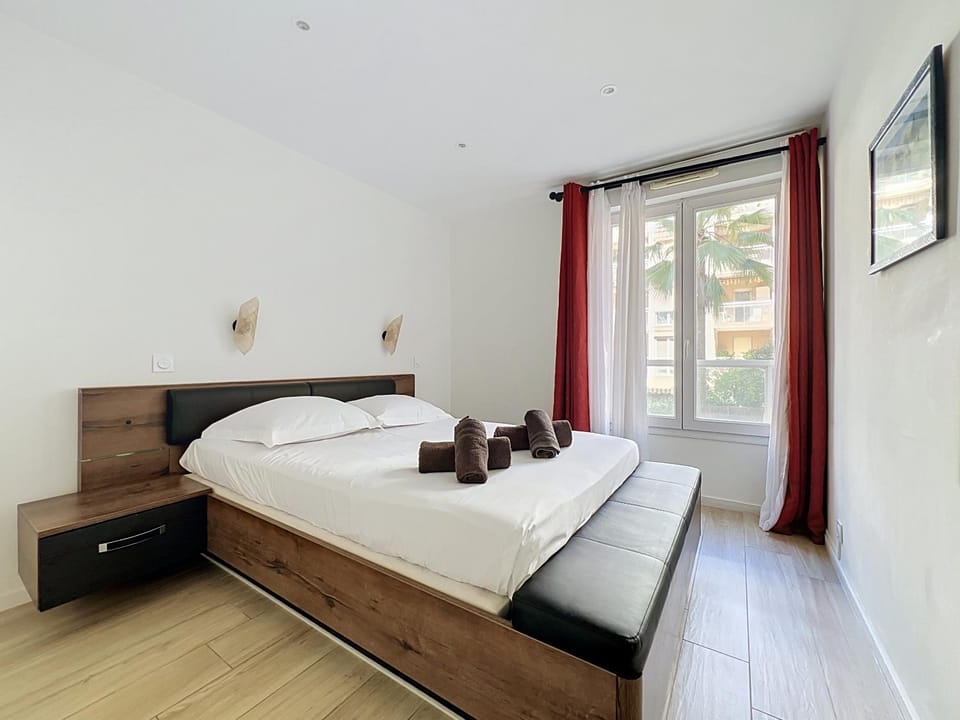 Bed, Bedroom, towels