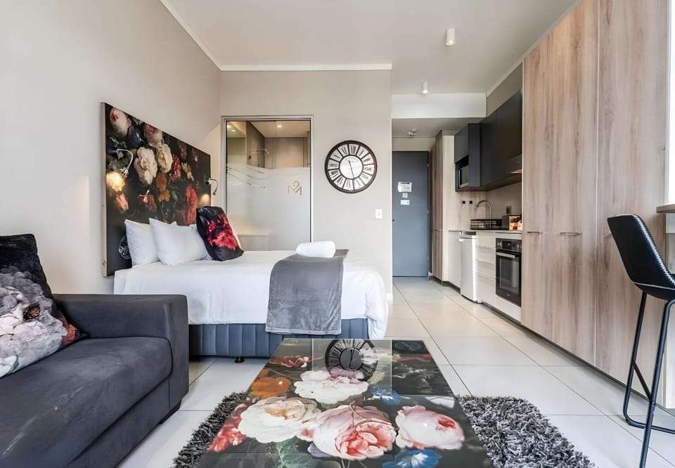 Kitchen or kitchenette, Living room, Seating area, minibar, oven