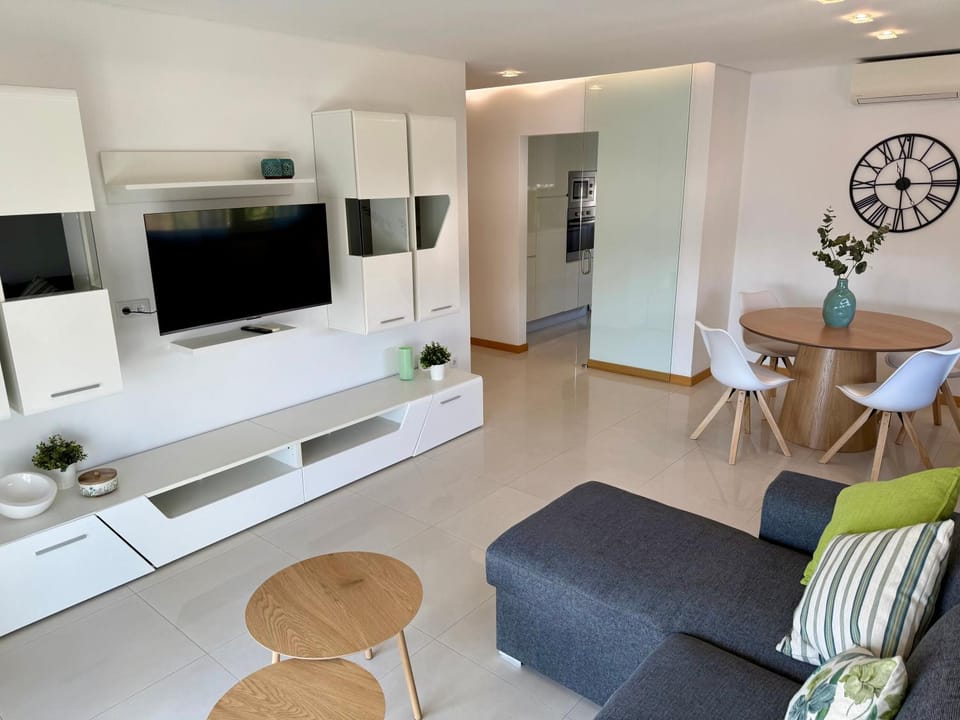 Communal lounge/ TV room, TV and multimedia, Living room, Seating area, Dining area, Evening entertainment
