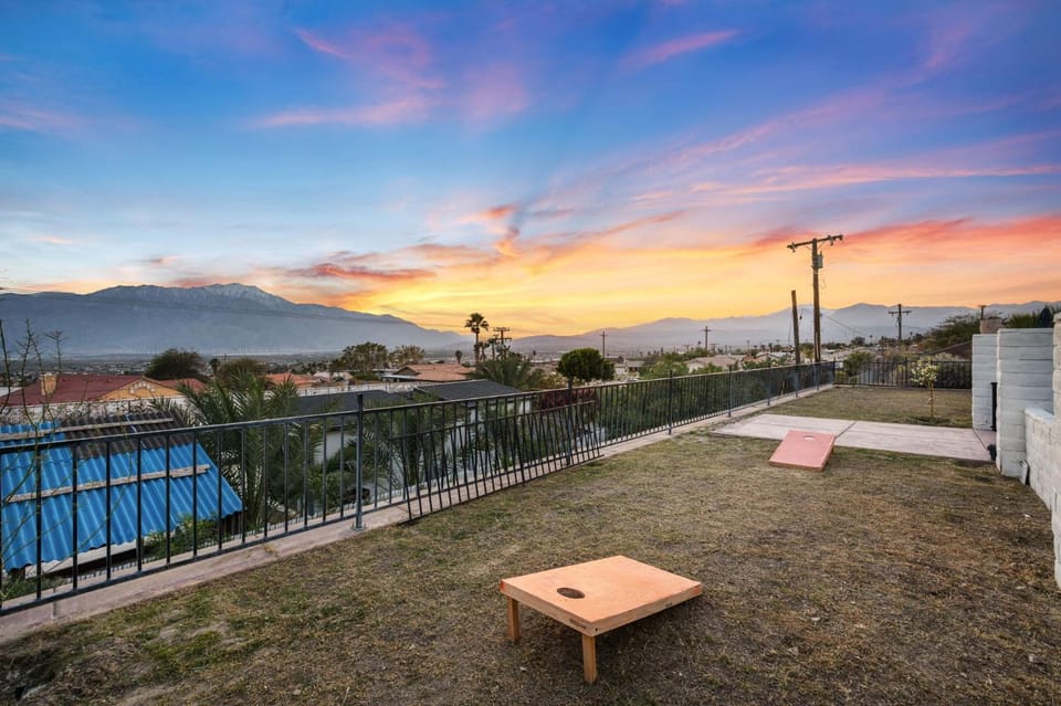 Mountain View Oasis - Private Pool, Game Room & Fire Pit Overlooking Coachella Valley House in Desert Hot Springs