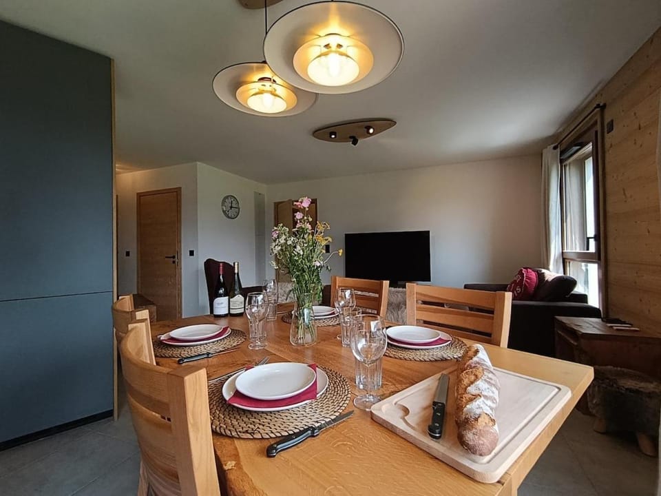 TV and multimedia, Seating area, Dining area