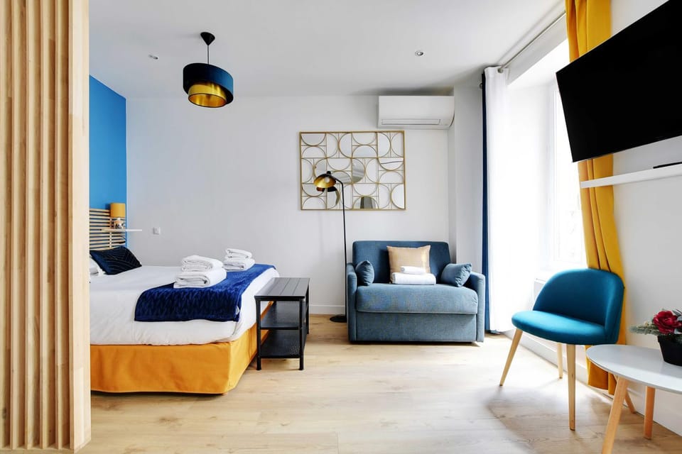Bed, Seating area